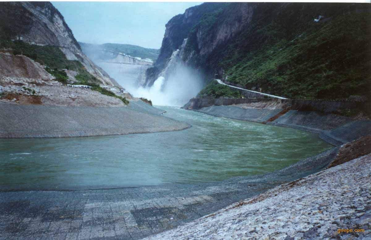 雷諾護墊生態(tài)防護的優(yōu)勢是什么 雷諾護墊生態(tài)防護的優(yōu)勢是什么