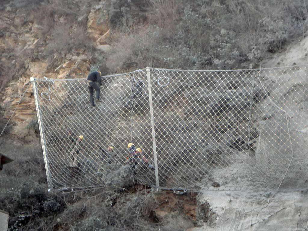 邊坡落石防護網(wǎng)如何保障施工人員的安全