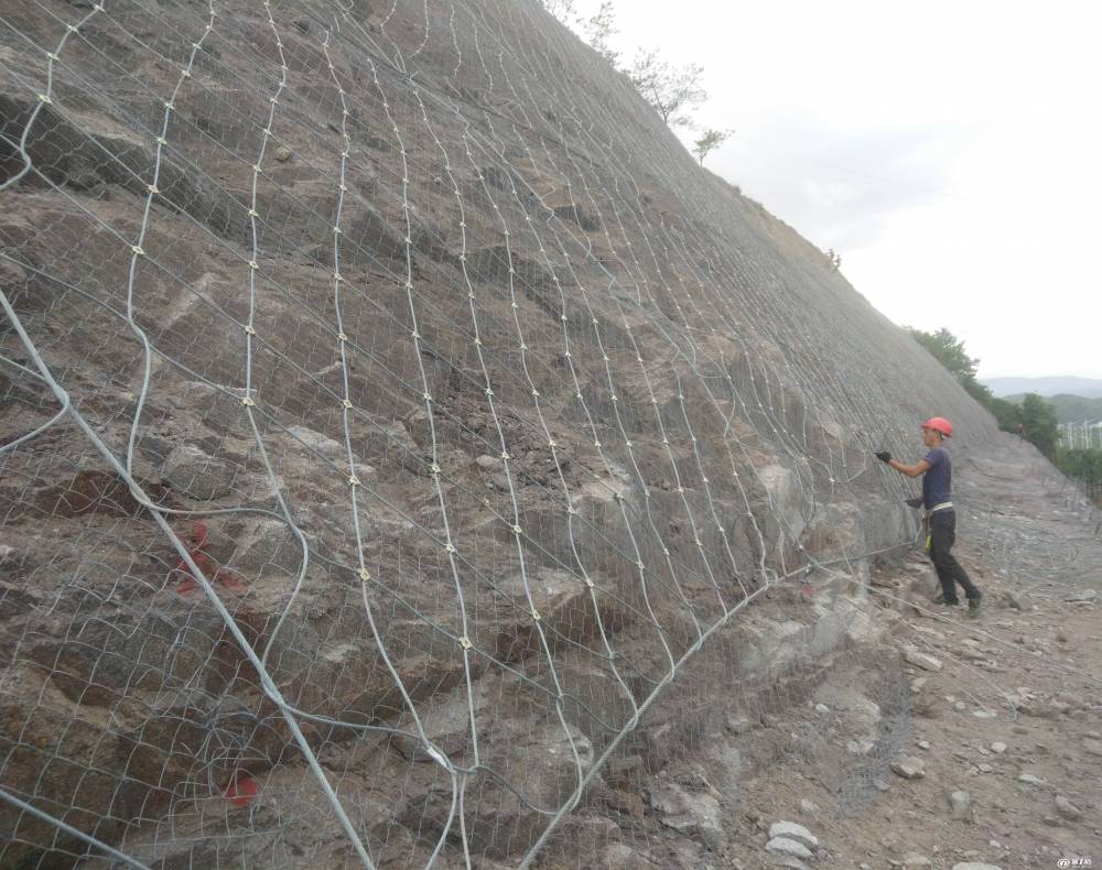 主動(dòng)邊坡落石防護(hù)網(wǎng)的施工要求