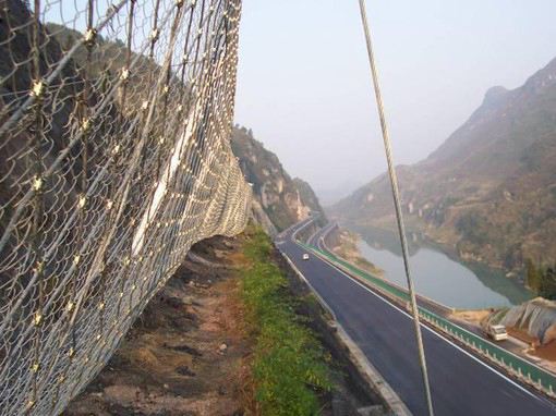 邊坡落石防護網在地質災害防護中的優(yōu)勢